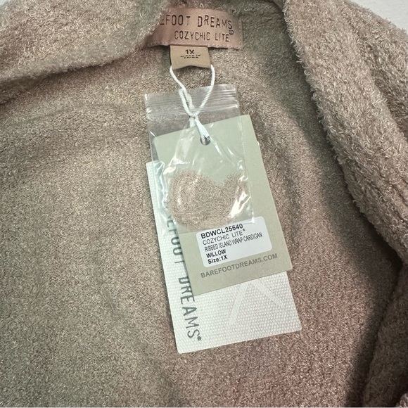 Barefoot Dreams Regular CozyChic
Lite Ribbed Island Wrap Cardigan Size 1X - Picture 4 of 6